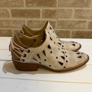 Anthropologie Musse and Cloud Cutout Ankle Boot White & Brown Sz 8 Western Boho